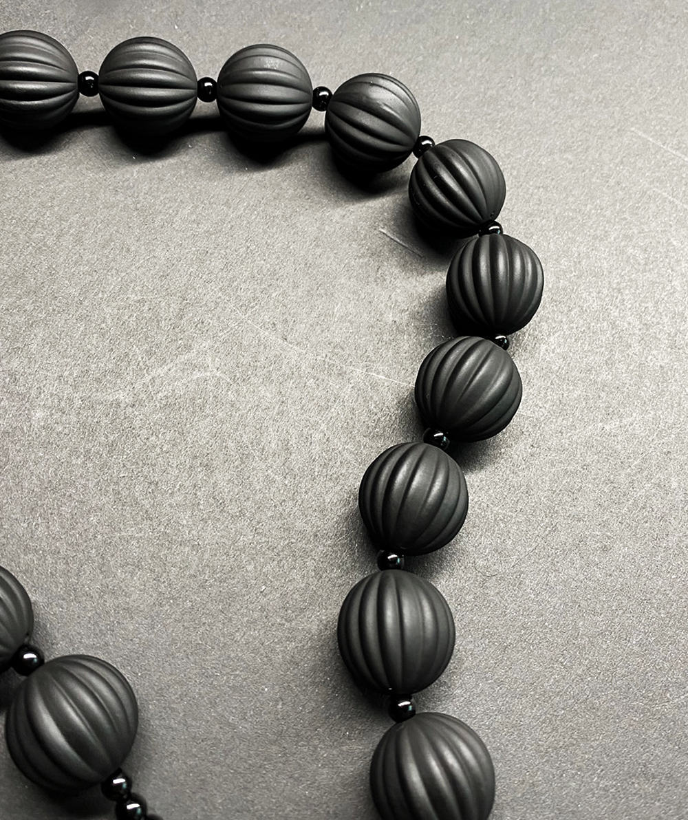 RUBBER FACE LINE BALL NECKLACE [ONLY YOUNA]